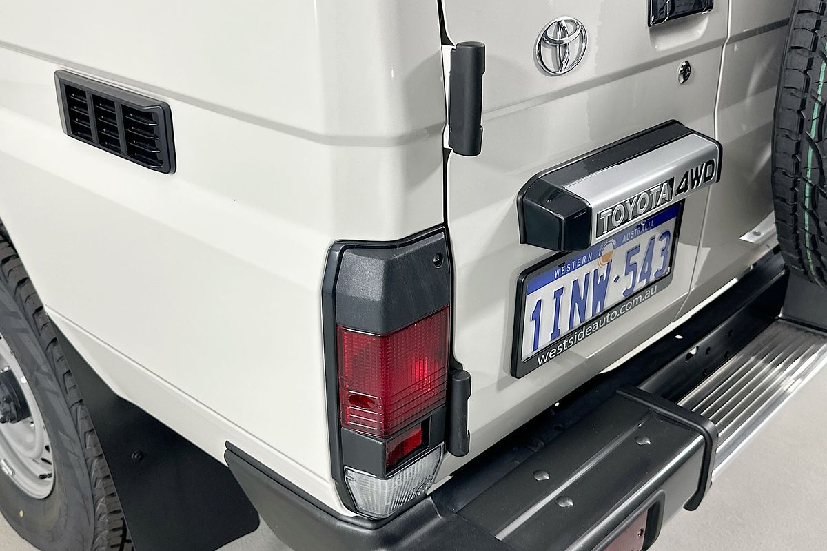Vehicle photo 8