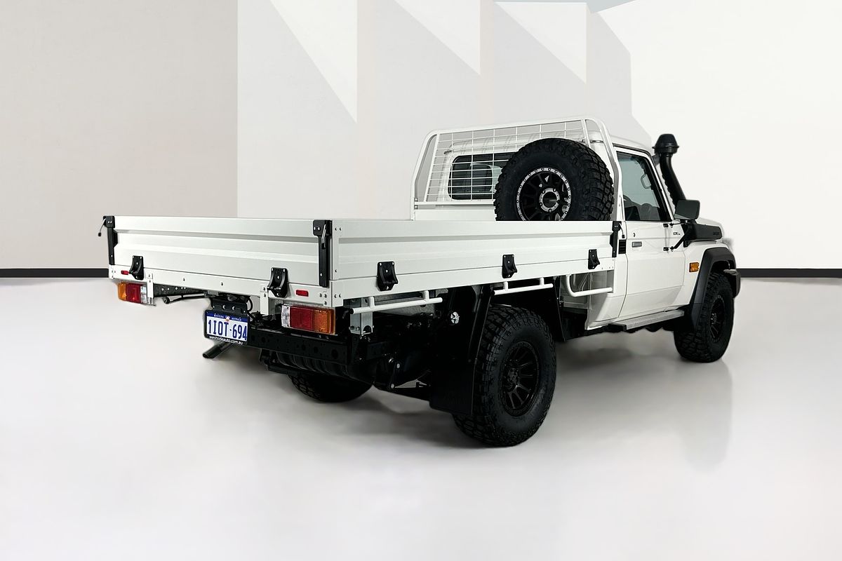 Vehicle photo 8