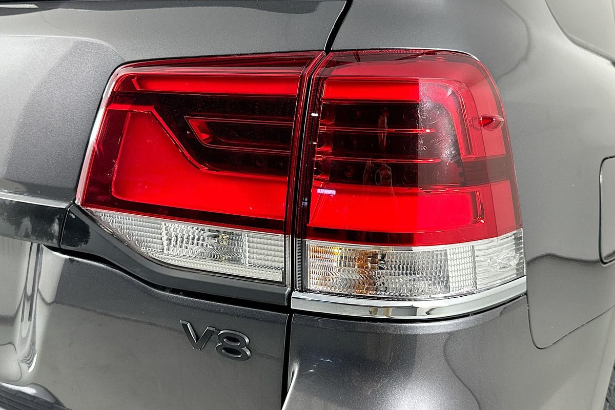 Vehicle photo 8