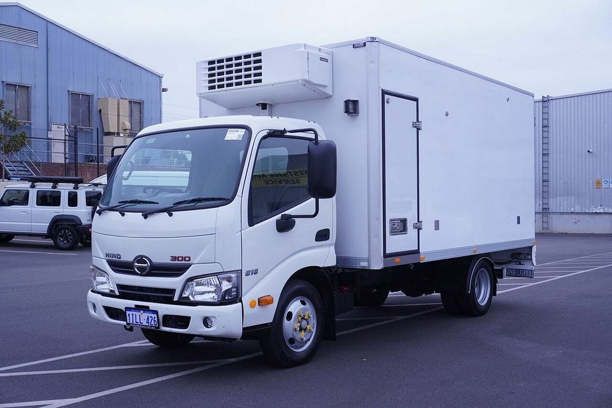2020 Hino 616 3 PALLET REFRIGERATED/FREEZER IFS