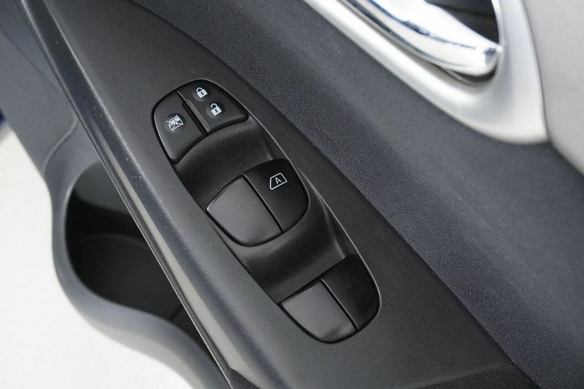 2013 Nissan Pulsar ST B17