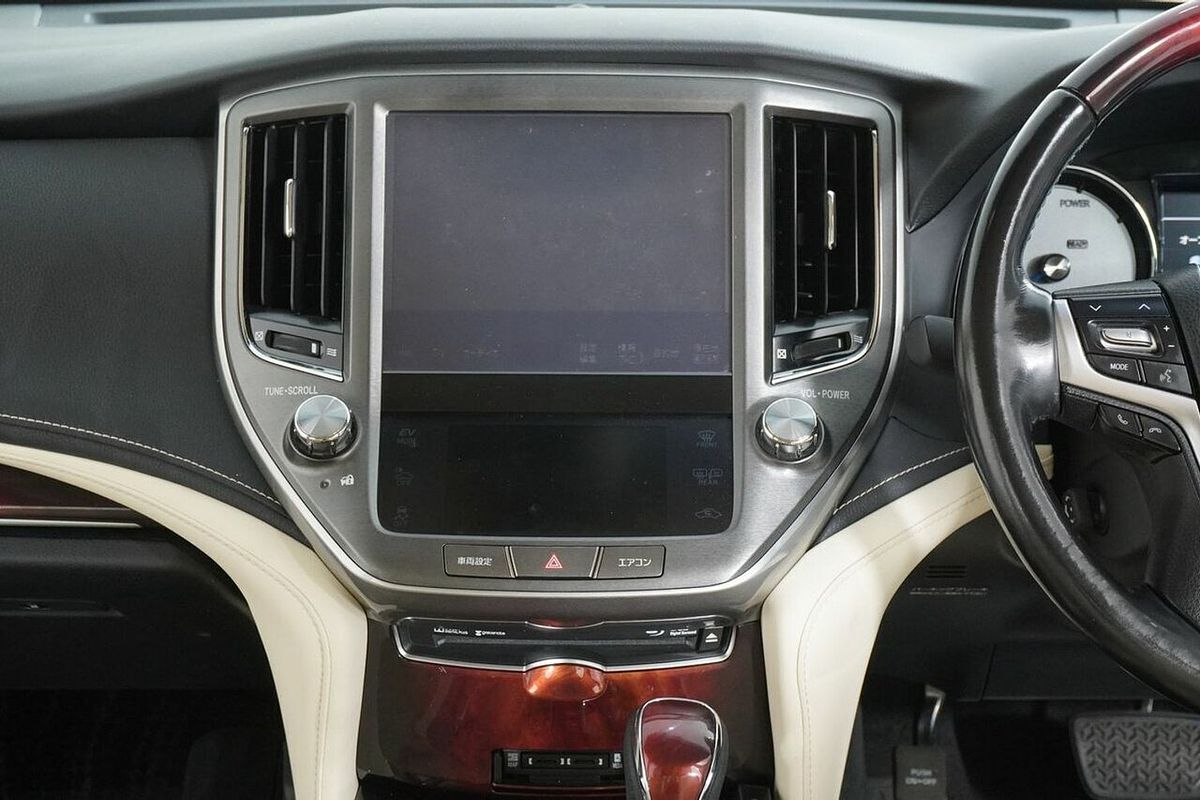 2016 Toyota Crown Majesta GWS214
