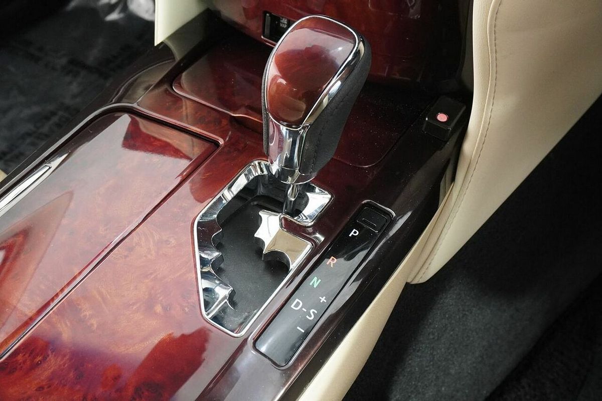 2016 Toyota Crown Majesta GWS214