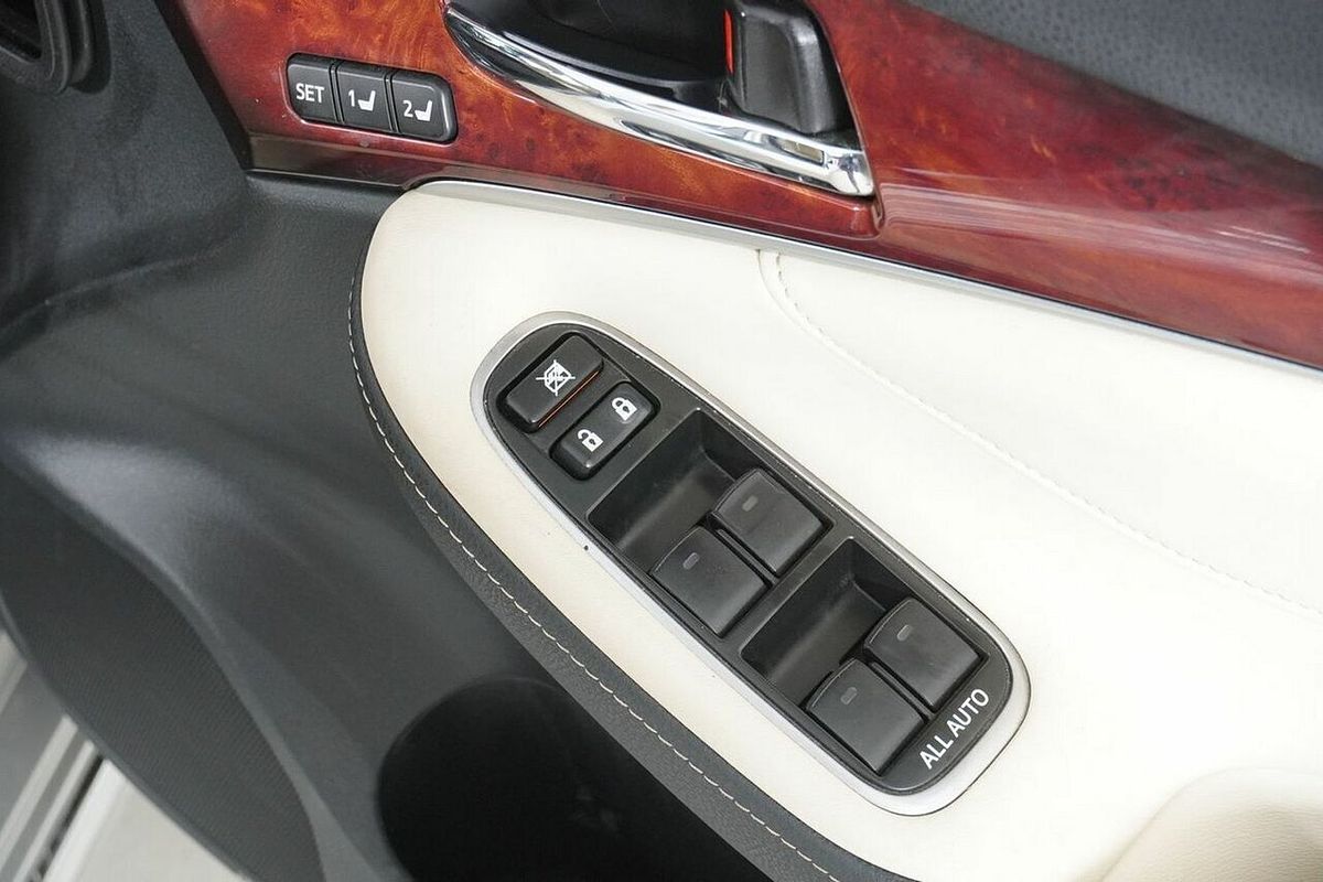 2016 Toyota Crown Majesta GWS214
