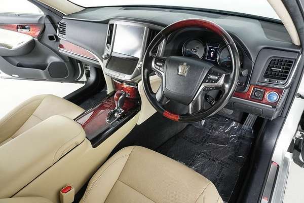 2016 Toyota Crown Majesta GWS214