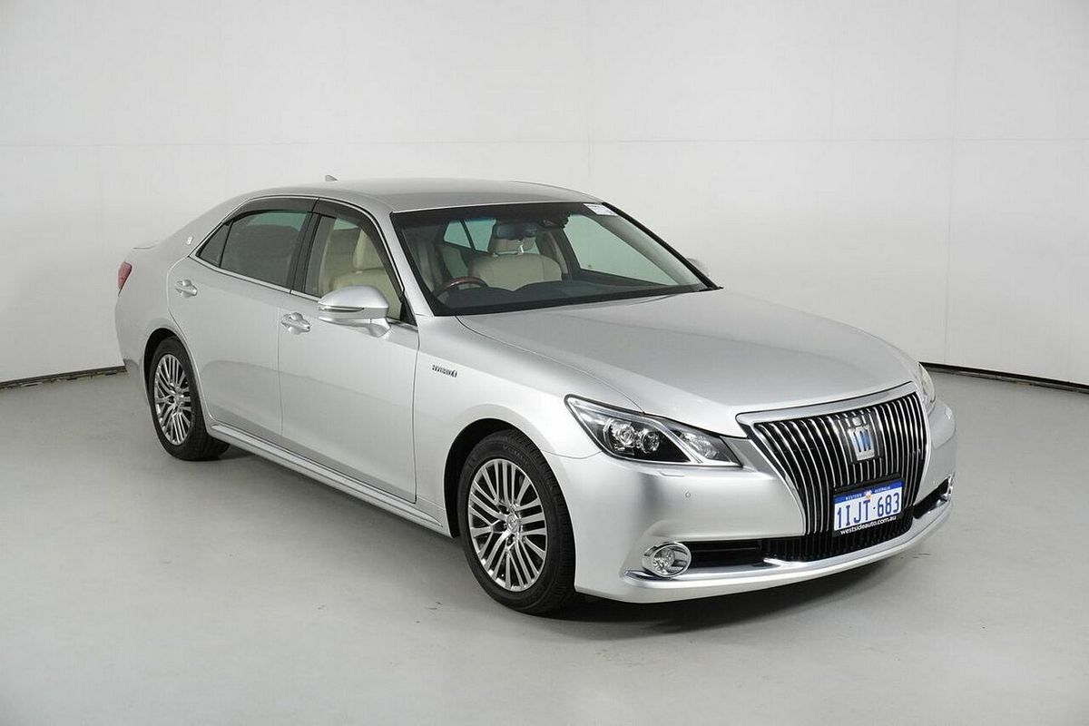 2016 Toyota Crown Majesta GWS214