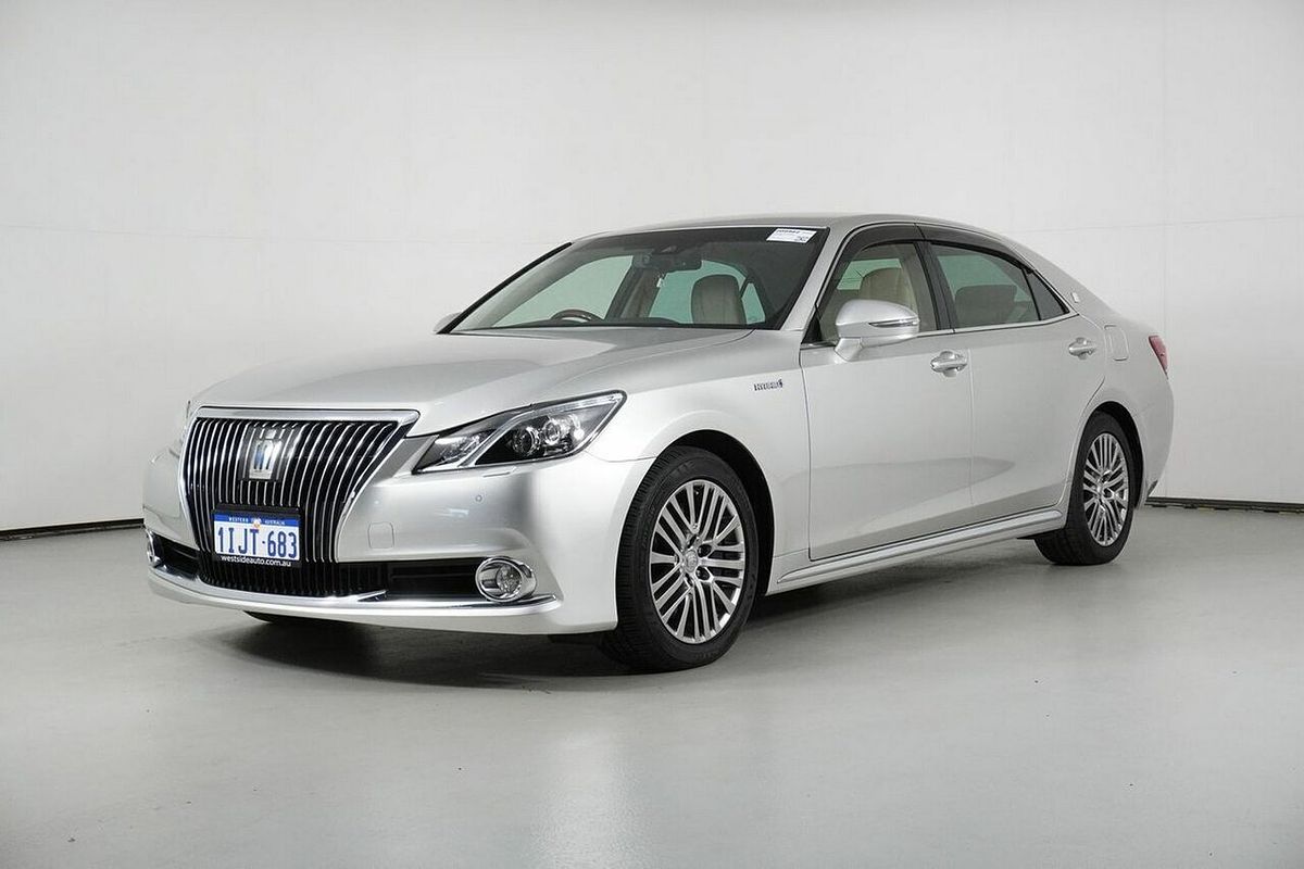 2016 Toyota Crown Majesta GWS214