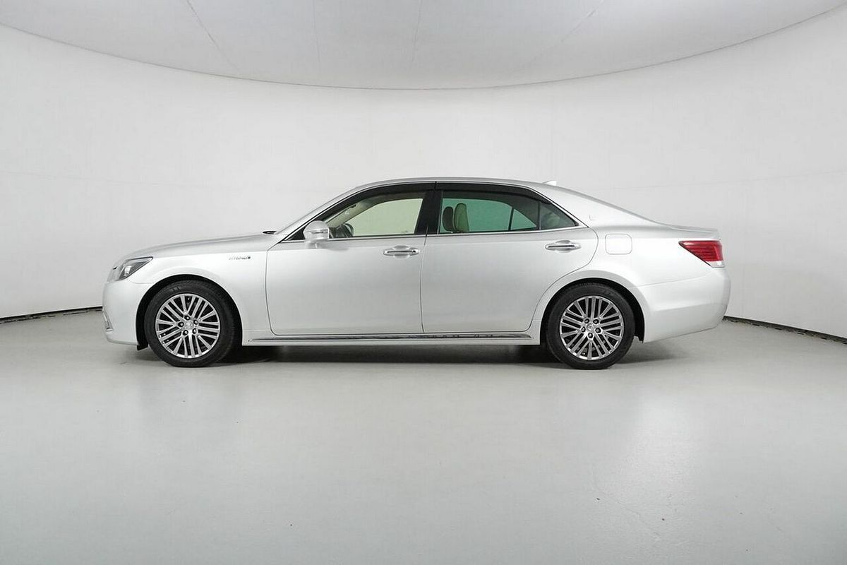 2016 Toyota Crown Majesta GWS214