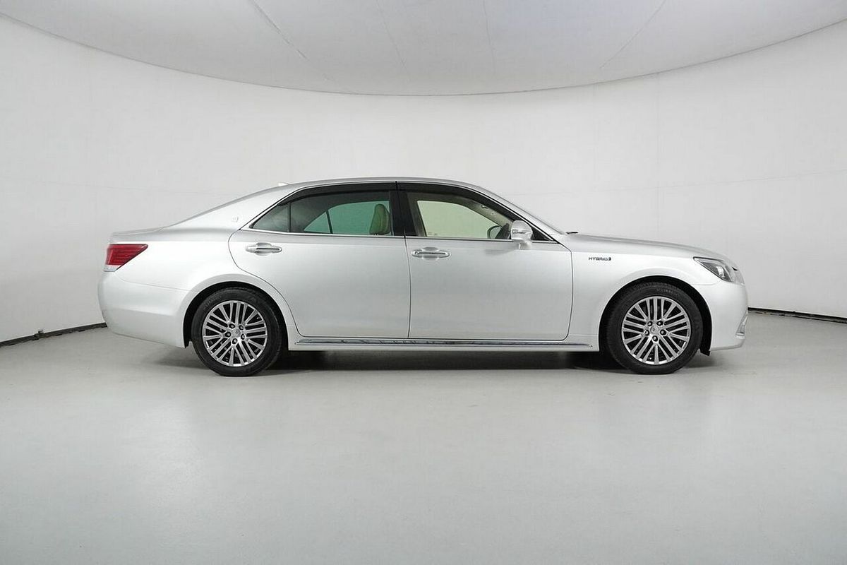 2016 Toyota Crown Majesta GWS214