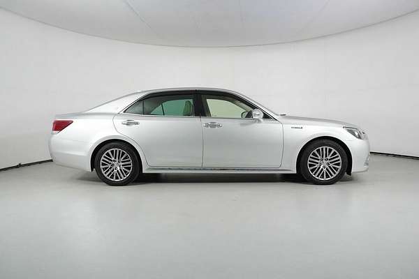 2016 Toyota Crown Majesta GWS214