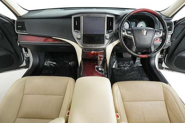 2016 Toyota Crown Majesta GWS214