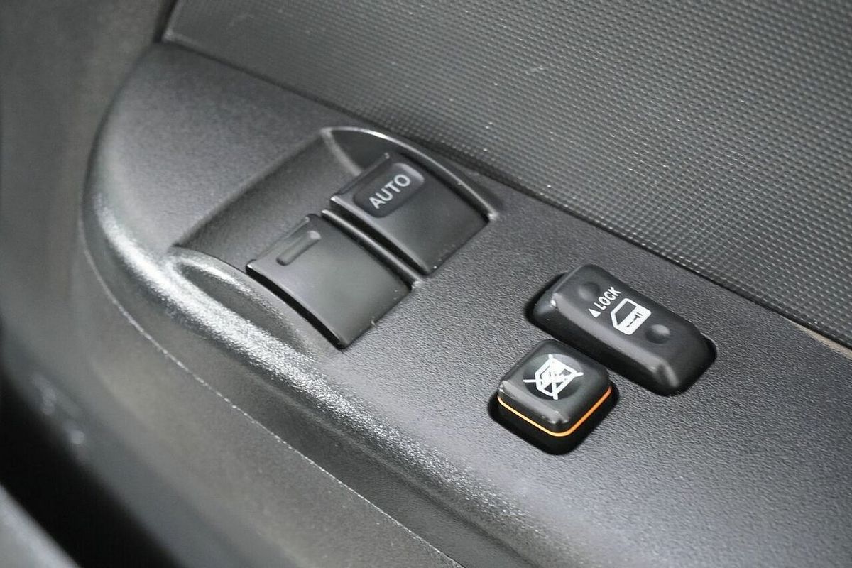 2013 Toyota HiAce Commuter KDH223R MY12 Upgrade