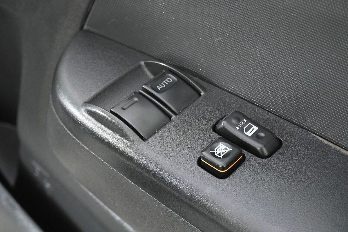 2013 Toyota HiAce Commuter KDH223R MY12 Upgrade