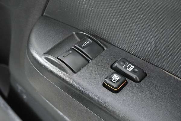 2013 Toyota HiAce Commuter KDH223R MY12 Upgrade