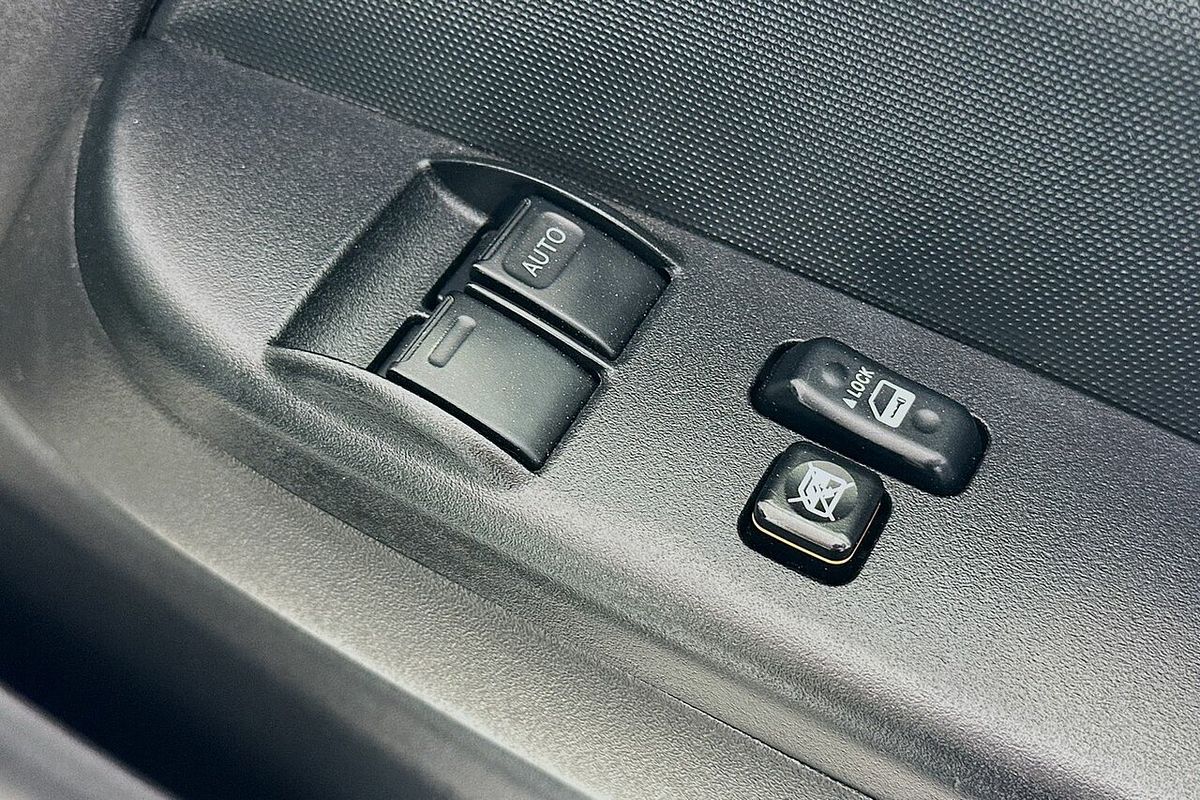 2018 Toyota HiAce Commuter (12 Seats) KDH223R MY16