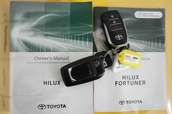 2022 Toyota Hilux SR5 + Premium Interior (4x4) GUN126R 4X4