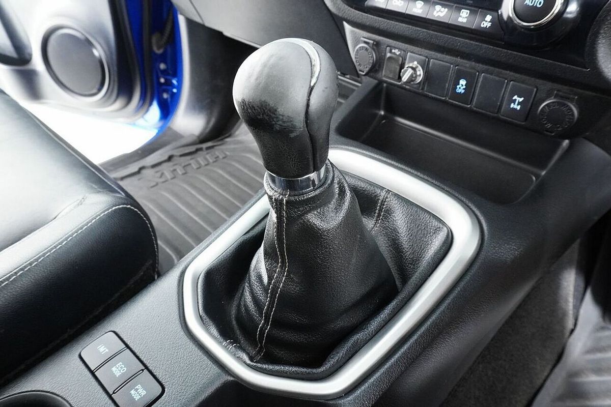 2015 Toyota Hilux SR5 (4x4) GUN126R 4X4