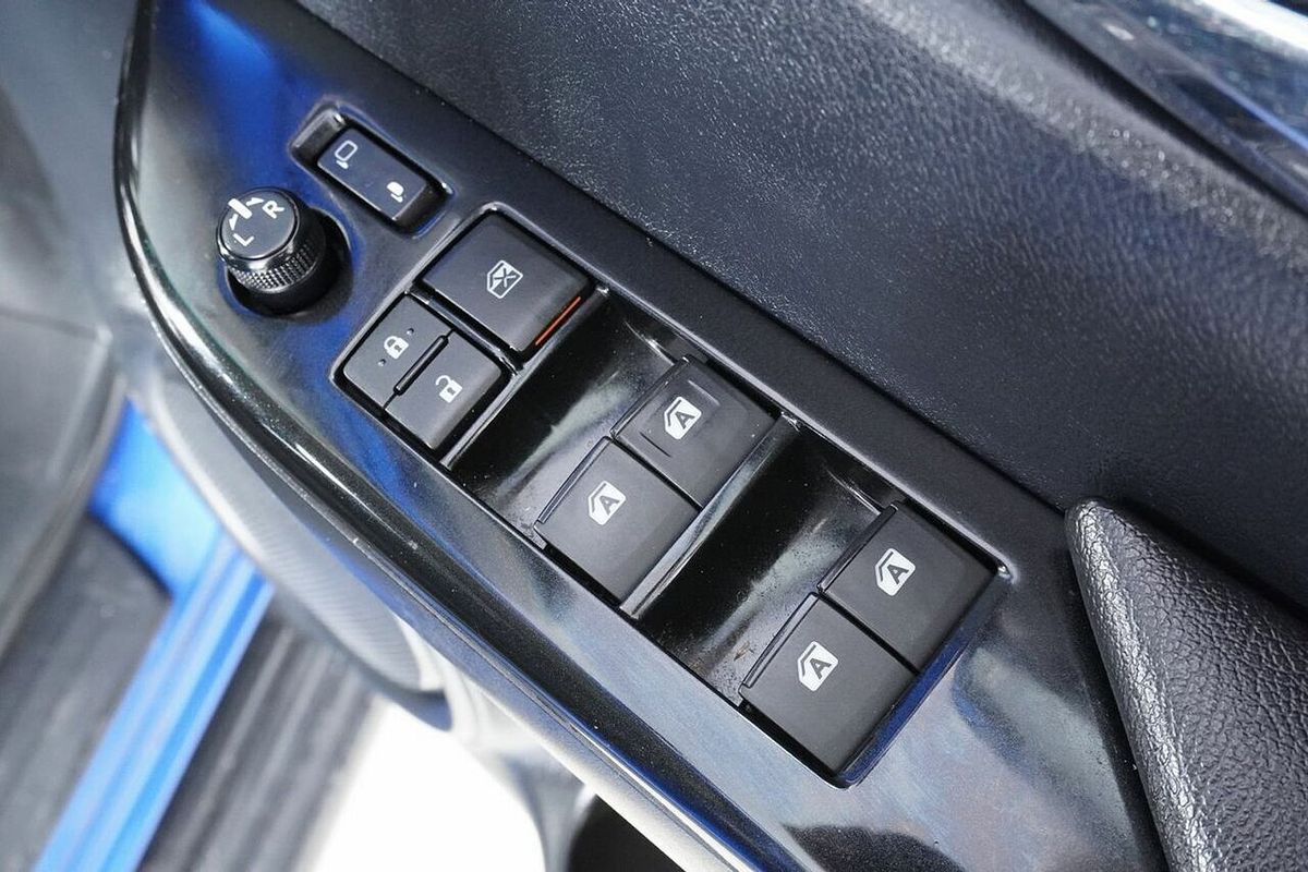 2015 Toyota Hilux SR5 (4x4) GUN126R 4X4