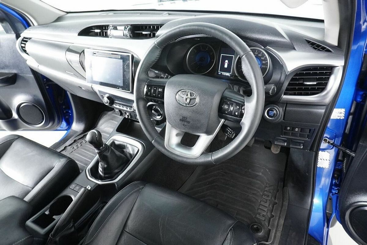 2015 Toyota Hilux SR5 (4x4) GUN126R 4X4