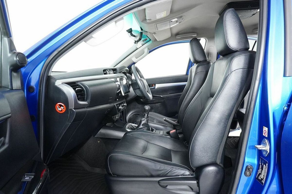 2015 Toyota Hilux SR5 (4x4) GUN126R 4X4
