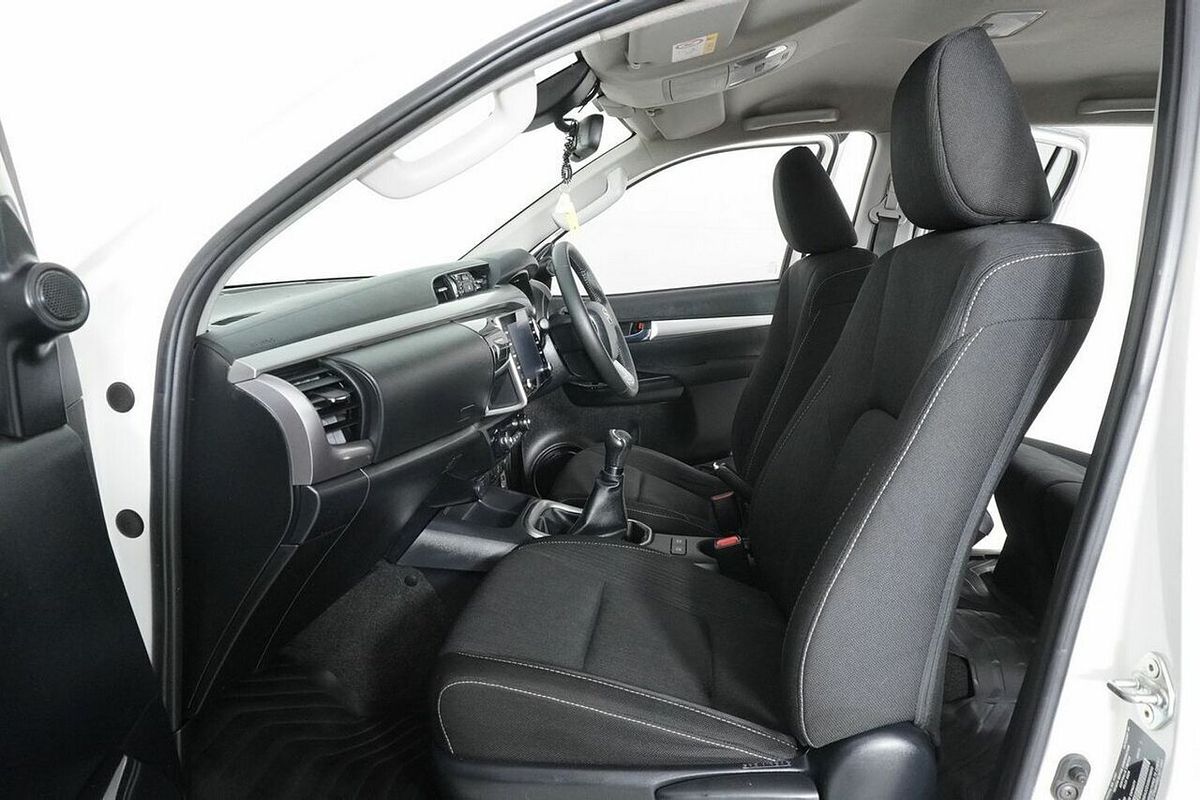 2020 Toyota Hilux SR5 (4x4) GUN126R Facelift 4X4