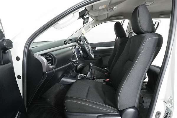 2020 Toyota Hilux SR5 (4x4) GUN126R Facelift 4X4