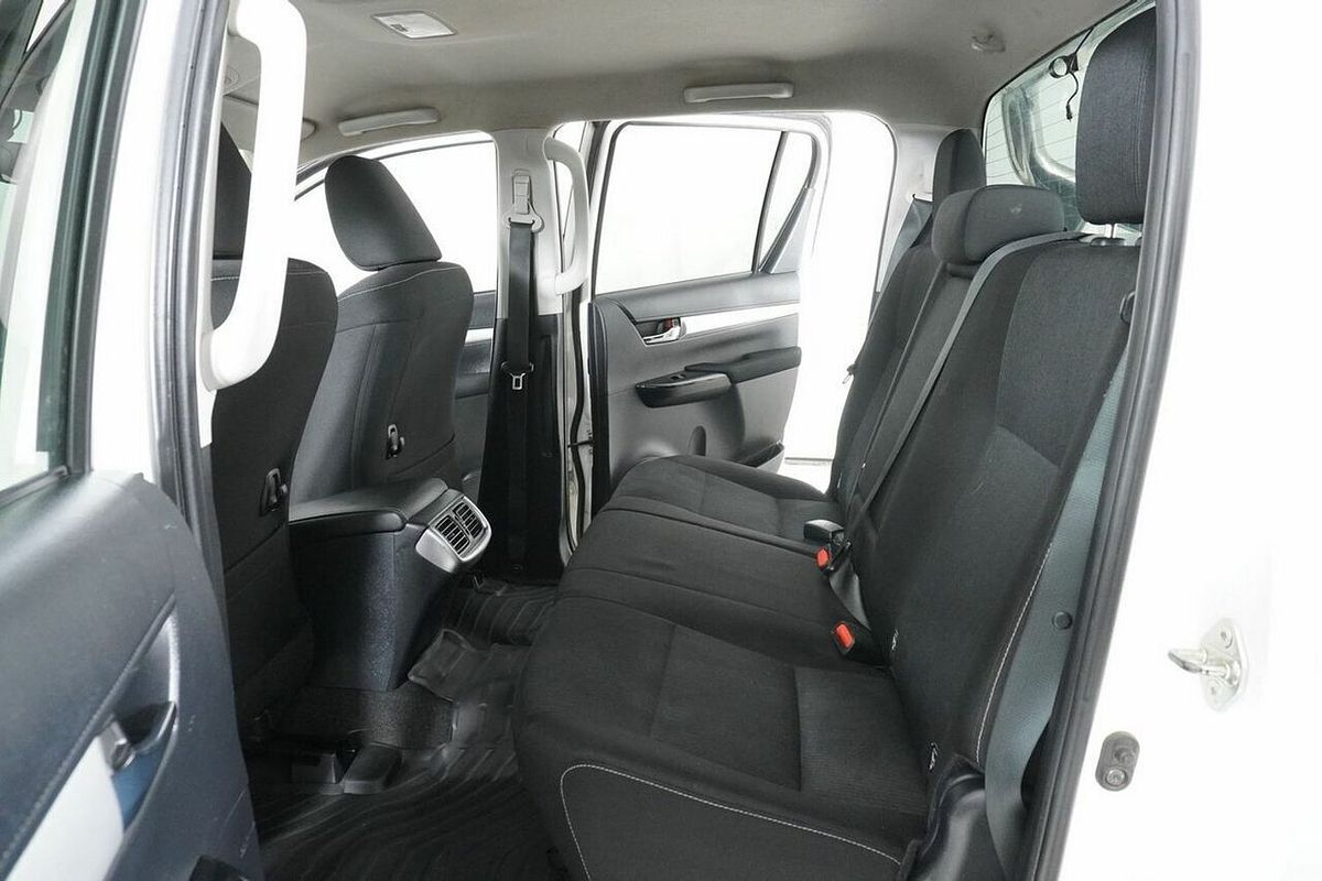 2020 Toyota Hilux SR5 (4x4) GUN126R Facelift 4X4