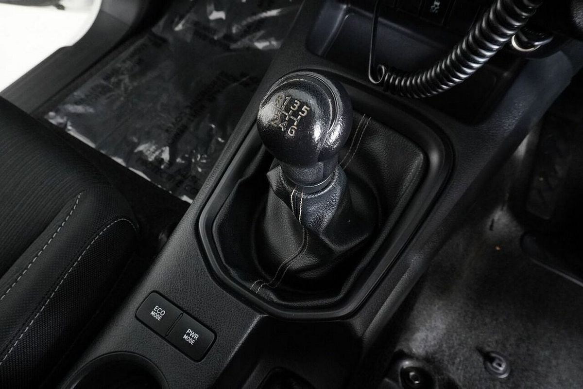 2015 Toyota Hilux SR (4x4) GUN126R 4X4