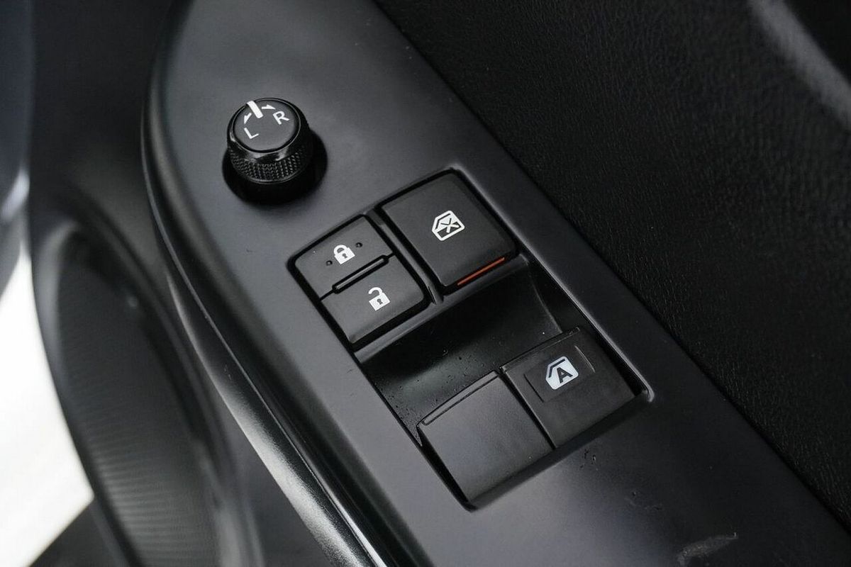 2017 Toyota Hilux SR (4x4) GUN126R 4X4