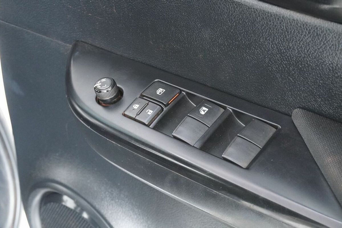 2020 Toyota Hilux SR (4x4) GUN126R Facelift 4X4