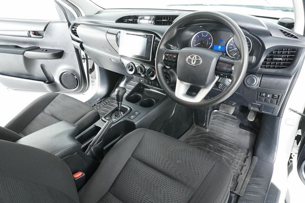 2017 Toyota Hilux SR (4x4) GUN126R 4X4