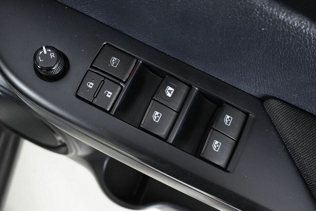 2015 Toyota Hilux SR (4x4) GUN126R 4X4