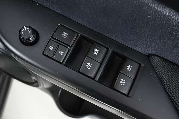 2015 Toyota Hilux SR (4x4) GUN126R 4X4