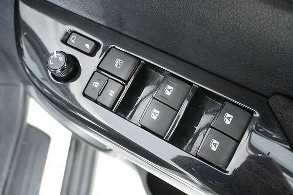 2017 Toyota Hilux SR5 (4x4) GGN125R 4X4