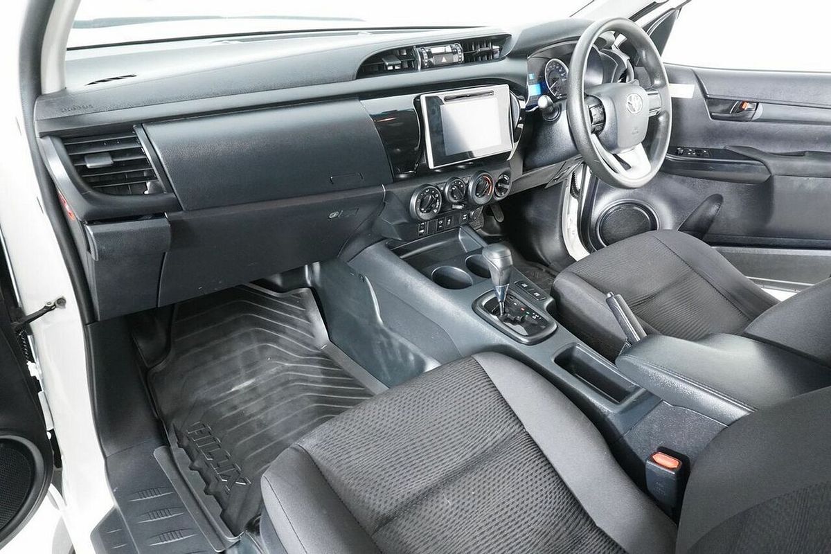 2017 Toyota Hilux SR (4x4) GUN126R 4X4