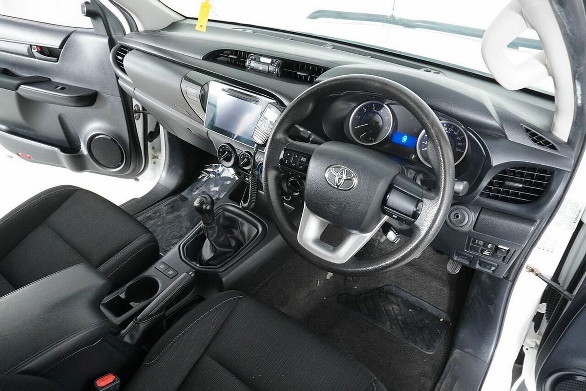 2015 Toyota Hilux SR (4x4) GUN126R 4X4