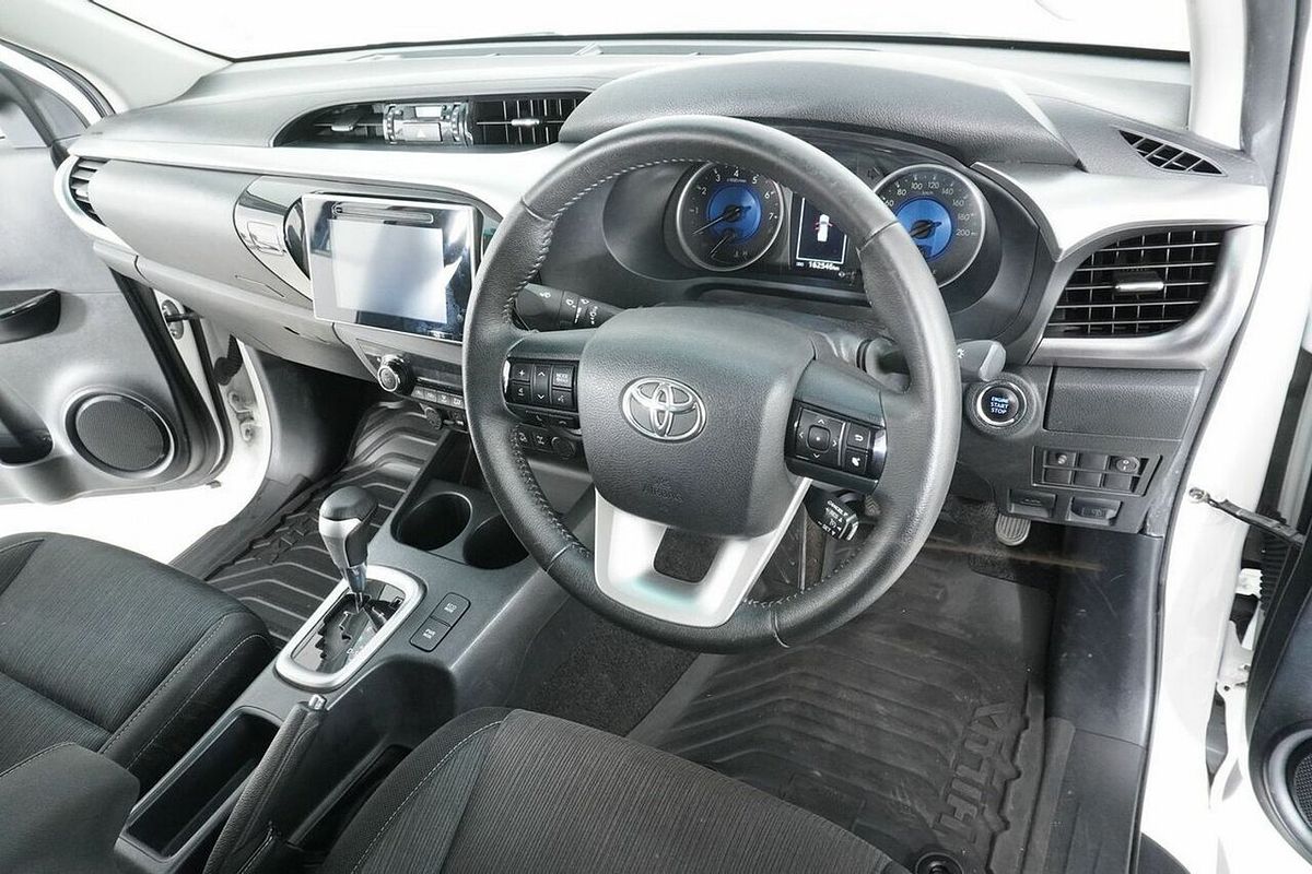 2017 Toyota Hilux SR5 (4x4) GGN125R 4X4