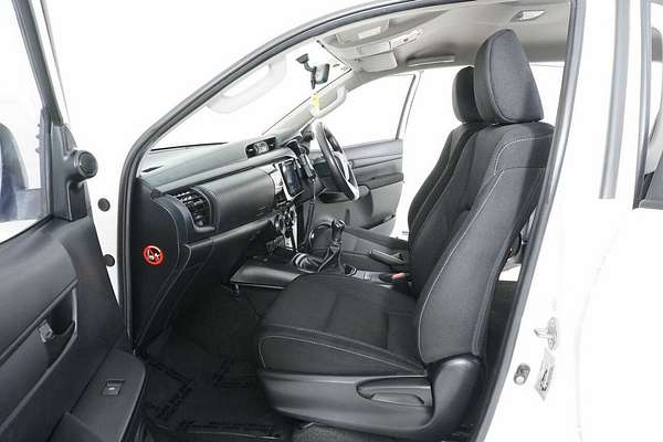 2015 Toyota Hilux SR (4x4) GUN126R 4X4