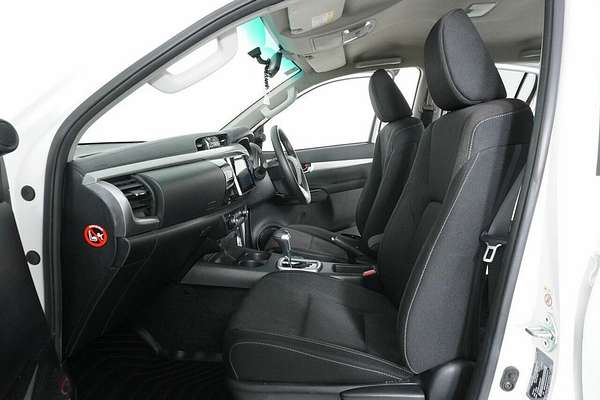 2017 Toyota Hilux SR5 (4x4) GGN125R 4X4