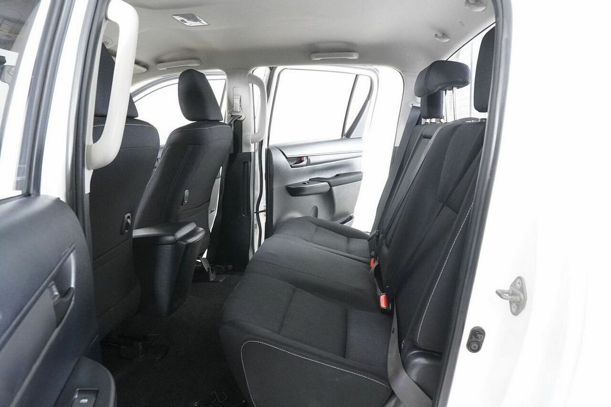 2015 Toyota Hilux SR (4x4) GUN126R 4X4