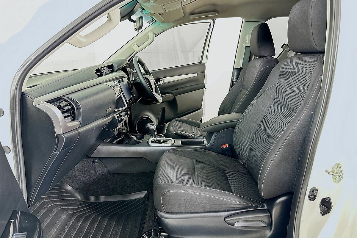 2021 Toyota Hilux SR5 (4x4) GUN126R Facelift 4X4