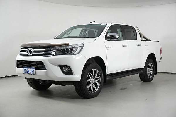 2017 Toyota Hilux SR5 (4x4) GGN125R 4X4