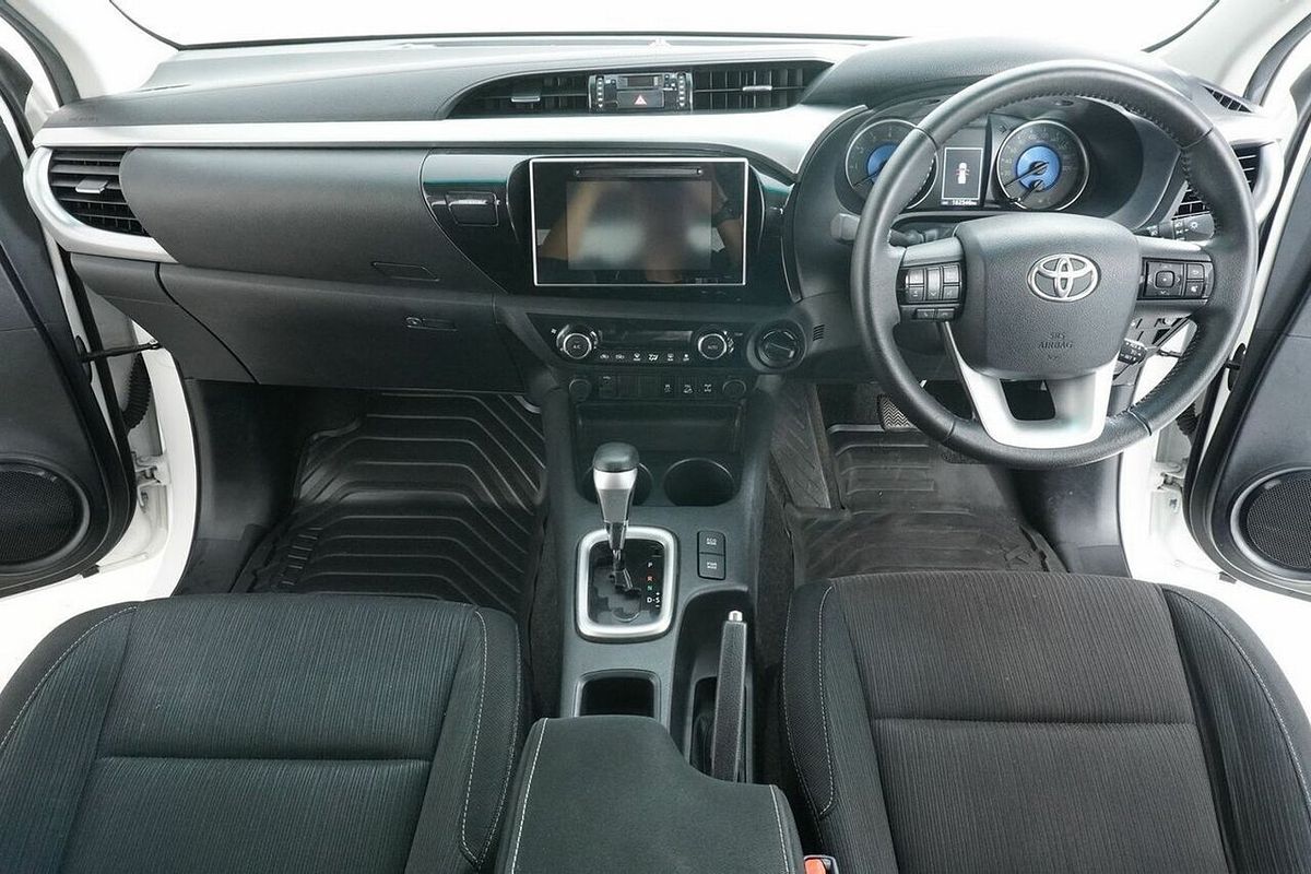 2017 Toyota Hilux SR5 (4x4) GGN125R 4X4