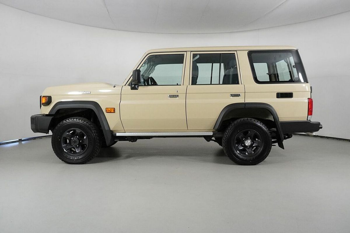 2025 Toyota Landcruiser 70 Series LC76 GXL + Diff Locks Gdjl76R