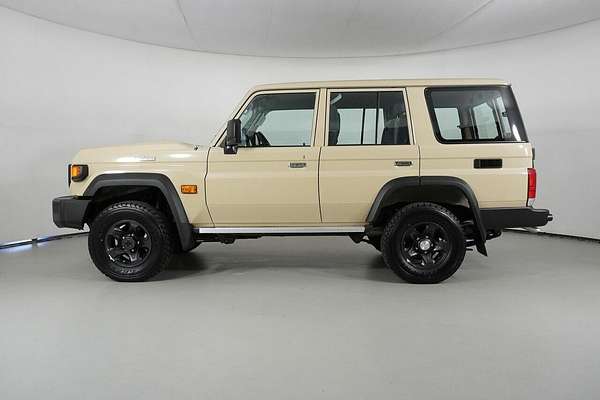 2025 Toyota Landcruiser 70 Series LC76 GXL + Diff Locks Gdjl76R