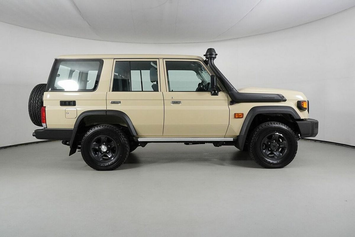 2025 Toyota Landcruiser 70 Series LC76 GXL + Diff Locks Gdjl76R